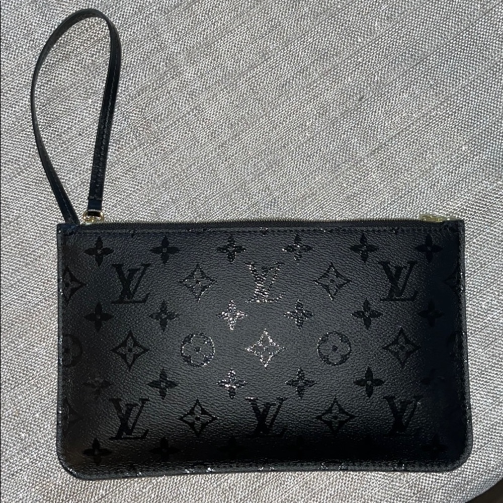 Authentic gently used LOUIS Vuitton wristlet